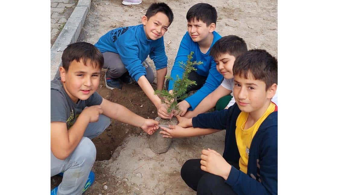 CLİMATE CHANGE HEROES e-Twinning Projesi Kapsamında Okulumzda Ağaç Dikme Etkinliği Yapıldı
